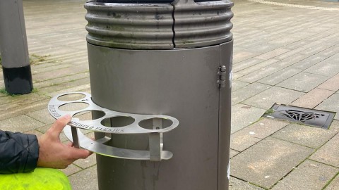 Houder voor statiegeldflesjes op vijf afvalbakken in Harderwijk