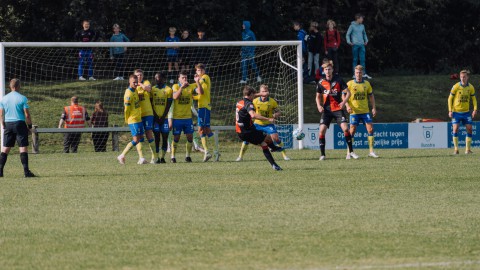 Almere City FC vecht zich terug in oefenduel met eredivisionist