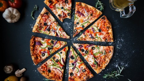 Domino’s Pizza geeft 100 pizza’s weg aan de lokale Voedselbank