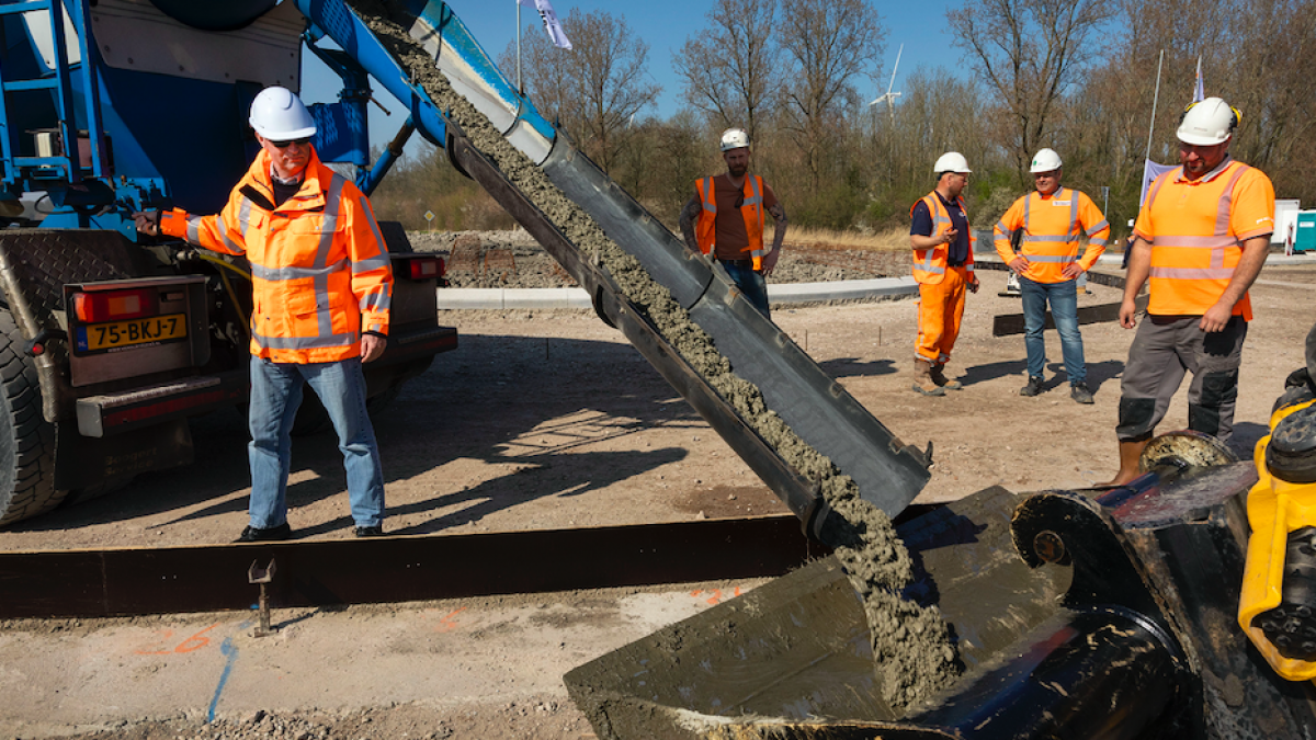 Eerste duurzame rotonde is start voor verdere verduurzaming Flevolandse wegen