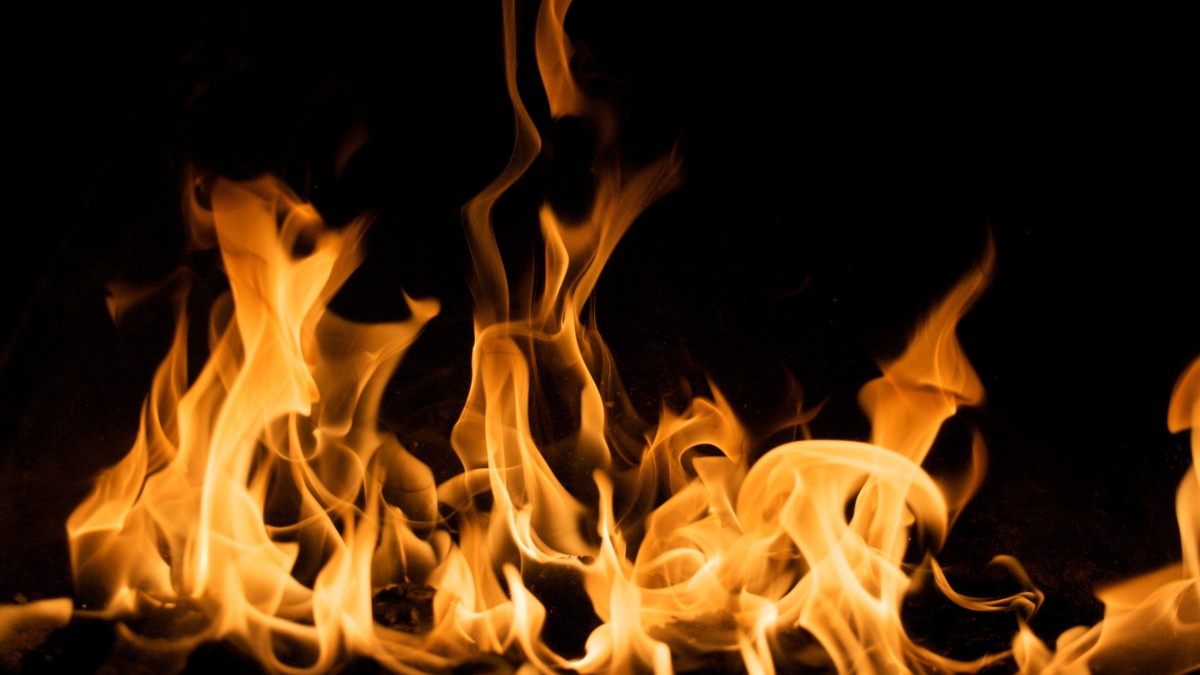 Nachtelijke branden: auto gaat in vlammen op en vlam in de pan
